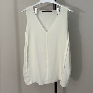 ZARA White Sleeveless V-Neck
Blouse Medium